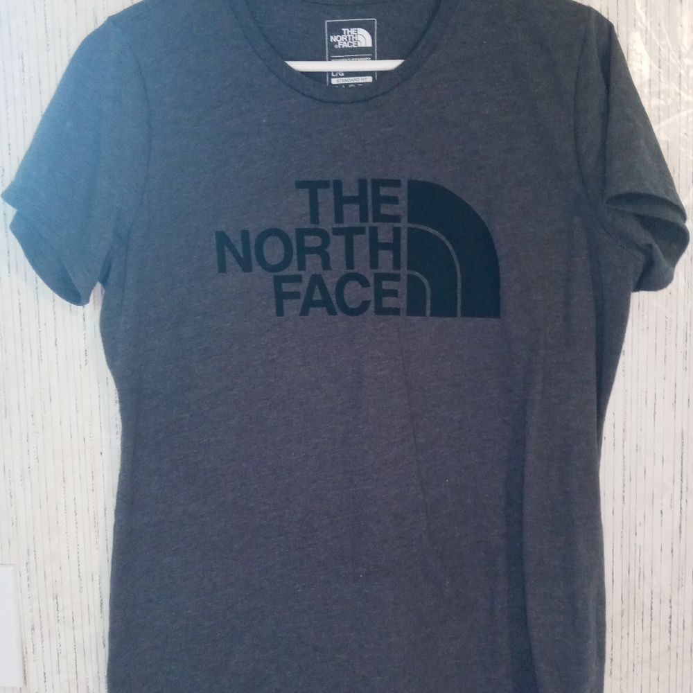 North Face size large women's t-shirts